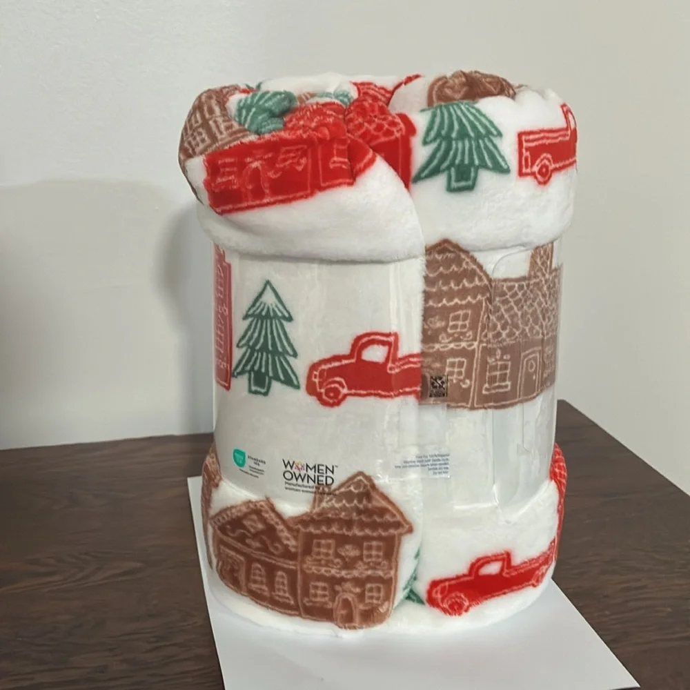 NWT- Cozy Oversized Holiday Throw Blanket w/ Red Trucks, Green Trees 60x72